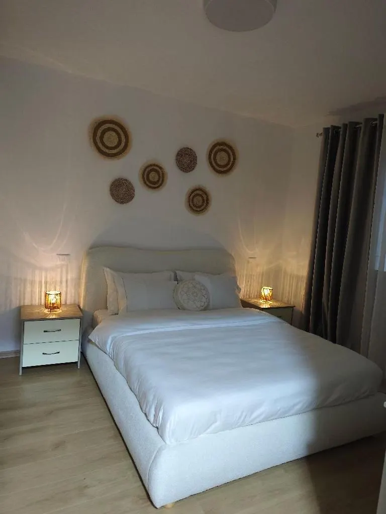 E&E Apartments Mali I Robit Golem location